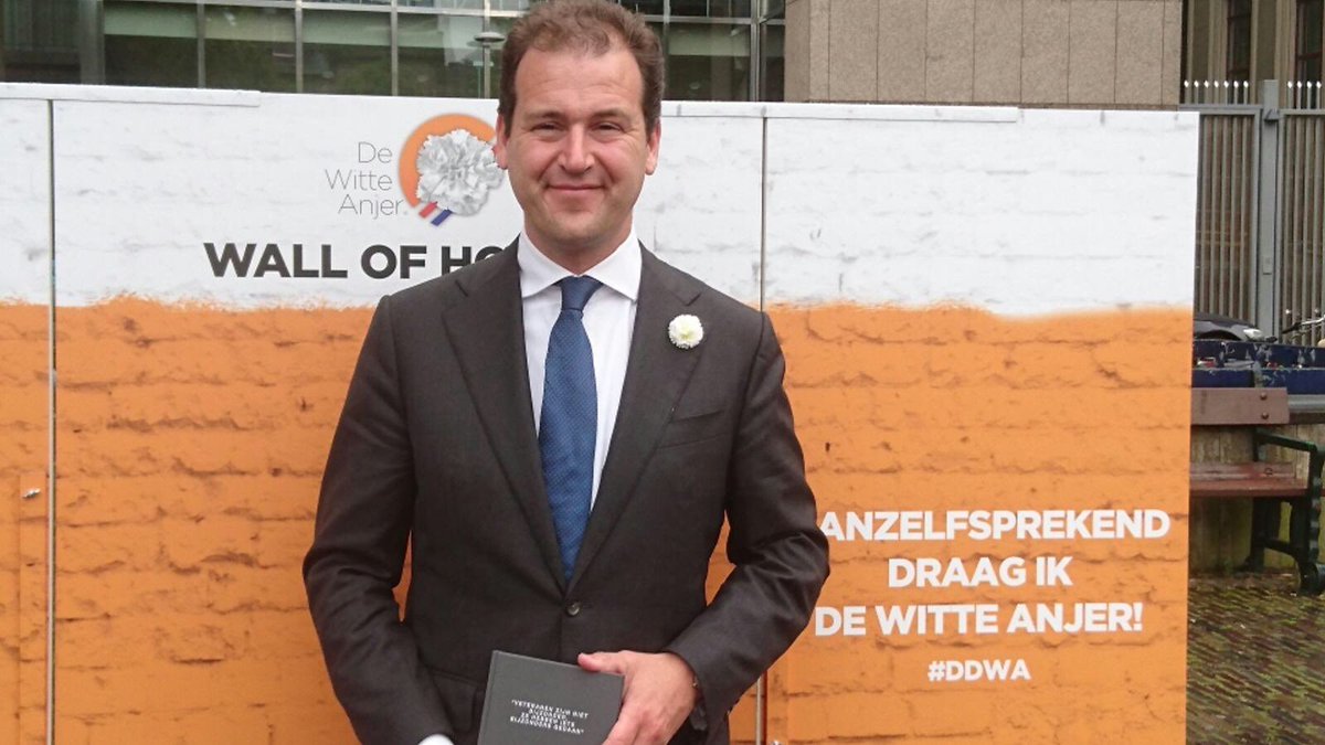 Dewitteanjer's tweet photo. @LodewijkA draagt de witte anjer #ddwa https://t.co/PTa9OwTCYH