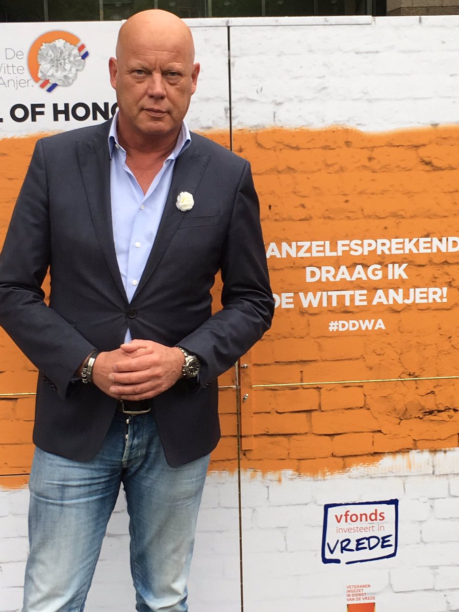 Dewitteanjer's tweet photo. @fritswester draagt de Witte Anjer #ddwa https://t.co/lvhKd0LHE9