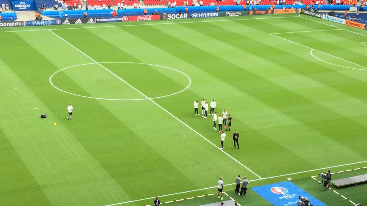 DFB_Team's tweet photo. Rasen ✔️ #NIRGER #EURO2016 #JederFuerJeden https://t.co/U5rv2U66yh