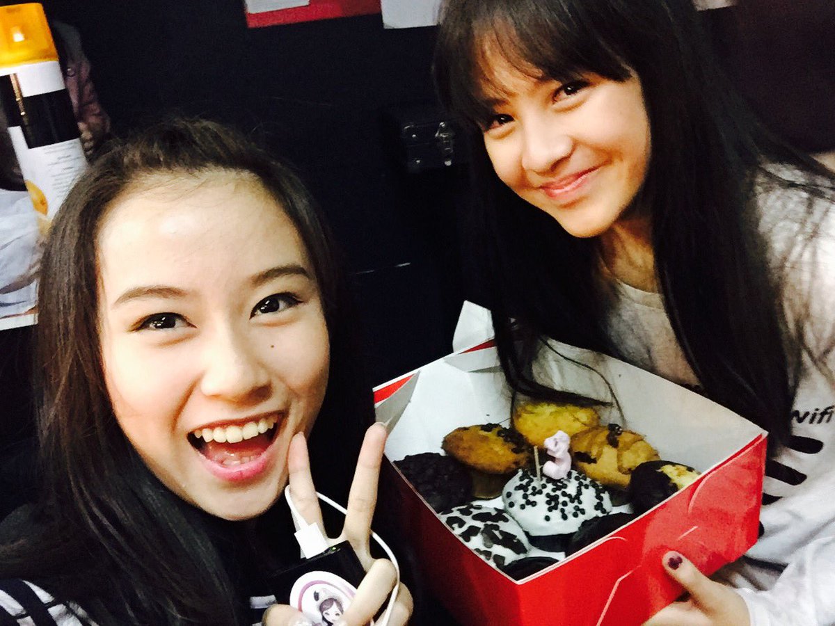 michelleeeck99's tweet photo. Tadi ada member gen 5 yang Ulang Tahun Jugaa !! Namanya Zaraaa !! HAPPY BIRTHDAY YAA~🎉💕🎉💕🎉💕 https://t.co/heufno1Rut