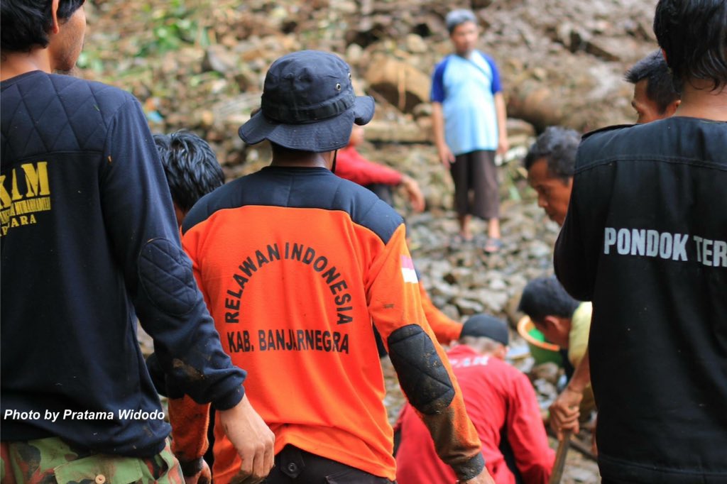RelindoPusat's tweet photo. Aksi kemanusiaan dan #poskobencana RELINDO #BANJARNEGARA : Bpk Supardi RT02/01 DS.Werak DS.GumelemWetan, Susukan. https://t.co/YWXsN2CsCx