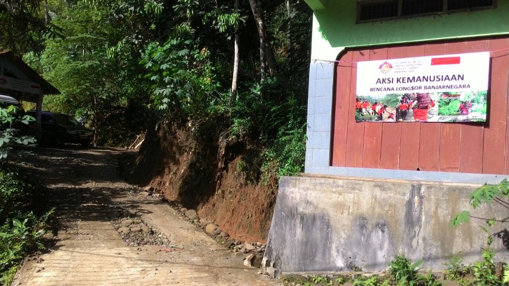 RelindoPusat's tweet photo. Aksi kemanusiaan dan #poskobencana RELINDO #BANJARNEGARA : Bpk Supardi RT02/01 DS.Werak DS.GumelemWetan, Susukan. https://t.co/YWXsN2CsCx