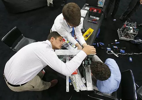 How can schools make sure that teachers and students are using #edtech in "active" ways? edweek.org/ew/articles/20…