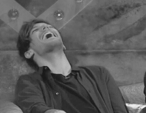 journal_harry's tweet photo. «Il n'arrêtera jamais de me faire tomber par terre à chaque éclat de rire.» https://t.co/ezombBW9CV