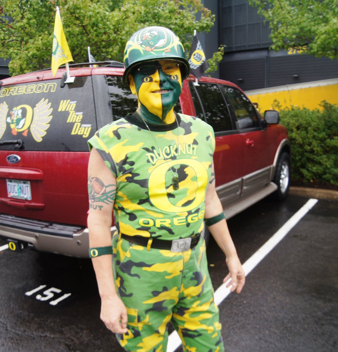 RoadTripSports's tweet photo. #CollegeFootballAmerica knows #Ducknuts like this guy are gearing up for another great season for @GoDucks #Pac12FB https://t.co/ItRjwz1KIJ