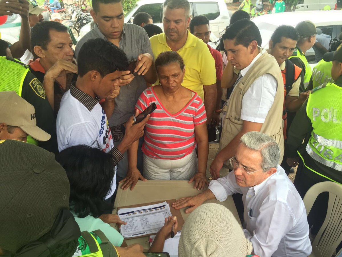 Alvaro Uribe Velez On Twitter Compatriotas En El Barrio La Nevada Valledupar Firman Porque No Quieren Paz Con Impunidad Y Con Amenazas De Santos