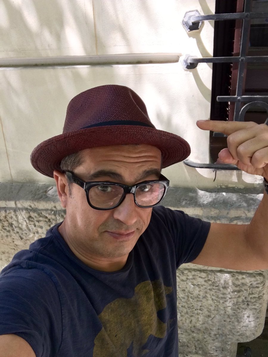 Buenafuente's tweet photo. No por nada pero este sombrero me lo ha regalado @JorgeDrexler GRACIAS!!! #ventajasdeseruncabezón https://t.co/2iH7rf9XIh