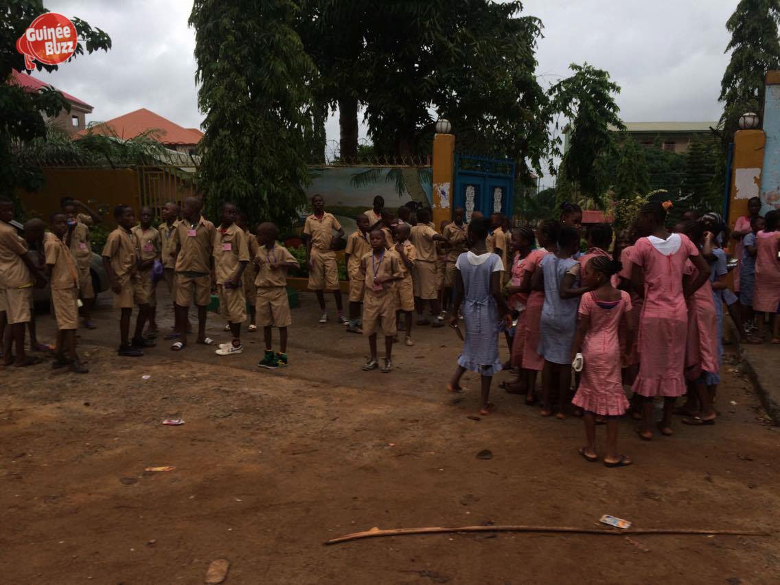 GuineeBuzz's tweet photo. Le 1er #examen des #élèves a ouvert le bal des examens #Session2016 depuis hier en #Guinée et ça continue #team224 https://t.co/fdlECebKXb