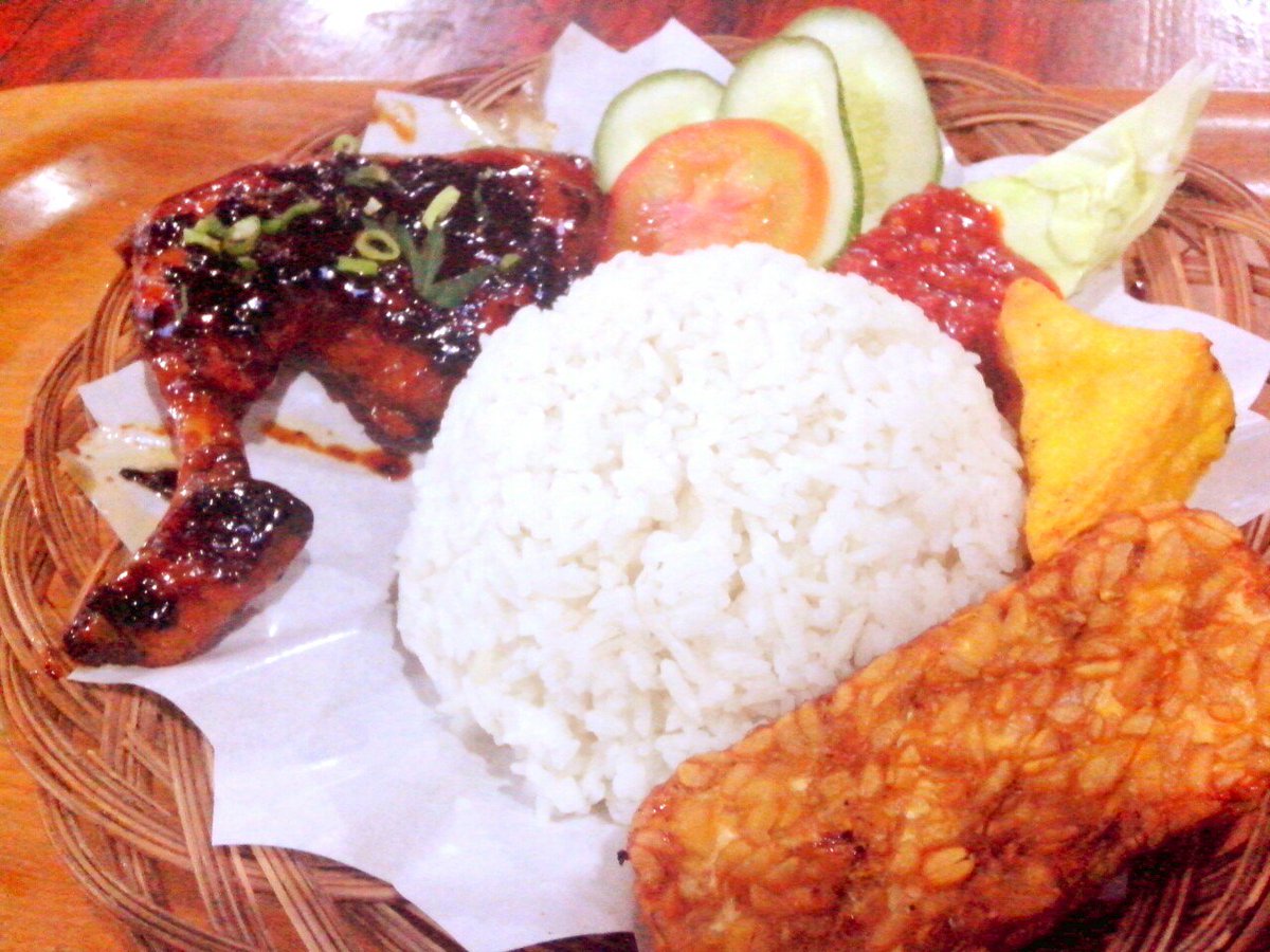 warunggundala's tweet photo. paket ayam bakar petir + cendolnya otw ke meja lesehan.. https://t.co/u6l9xZ4dZR