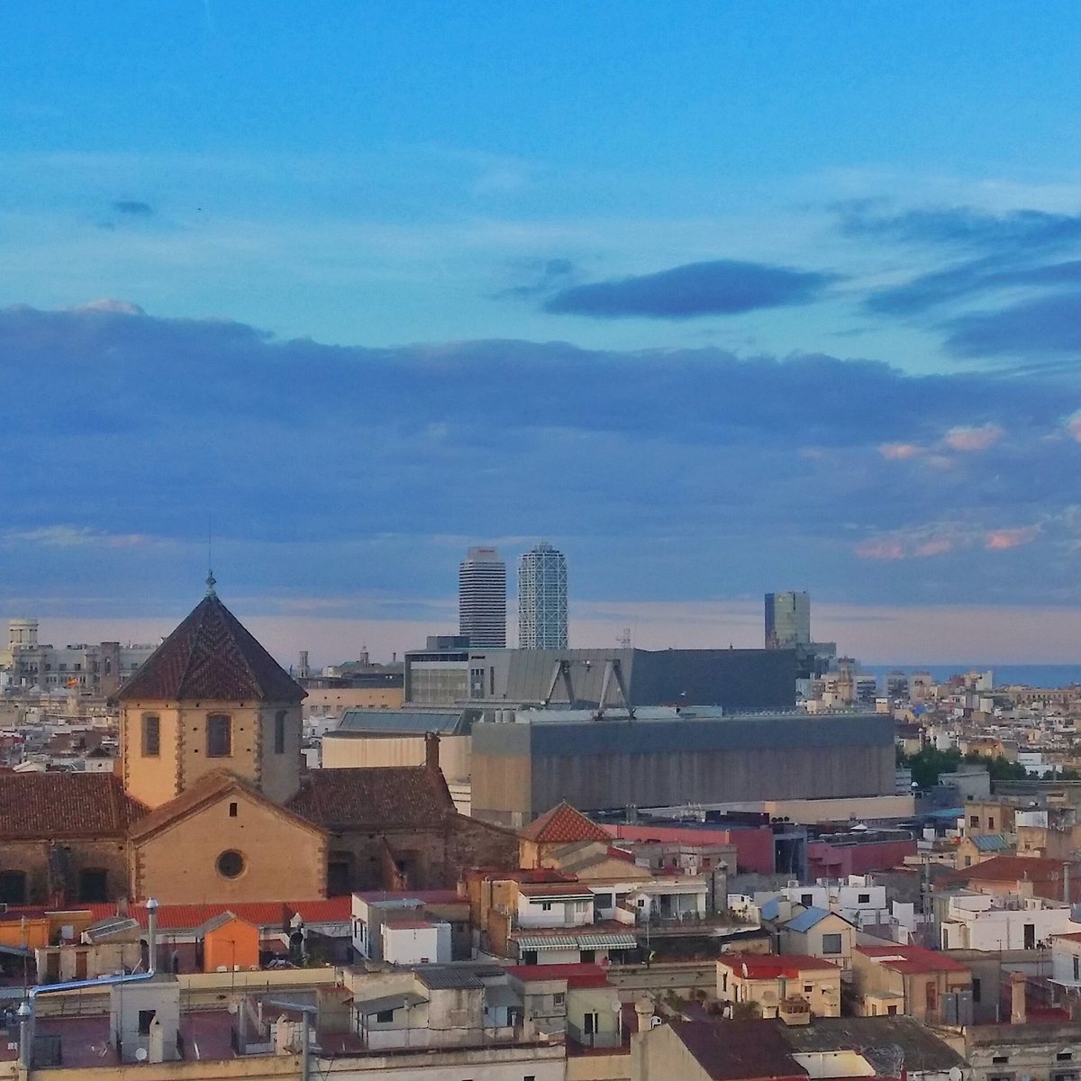 MonkeysMtnsHike's tweet photo. Now this is a rooftop with a view! Great wrap up for #DCBCN in #Barcelona! https://t.co/fPqh0uNc9u