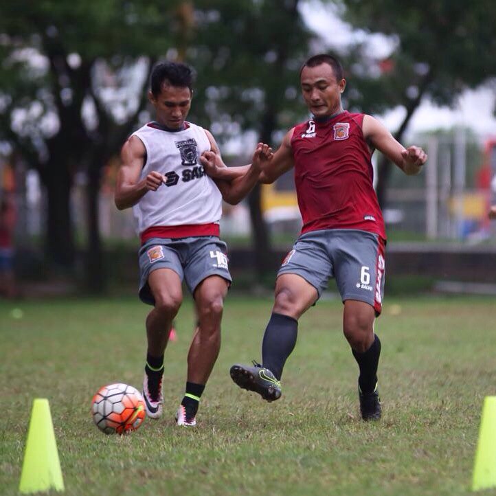 BorneoSMR's tweet photo. Suasana #LatihanPBFC di Lap. Karebosi Makassar, Selasa (21/6). #Awaydays #JayalahPesutEtam https://t.co/yyJcNLe5FQ