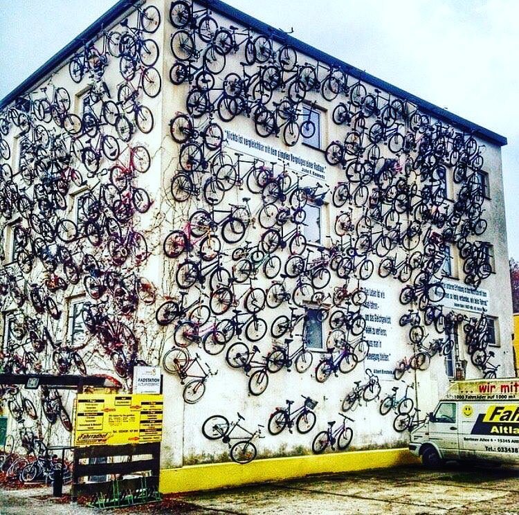 Balib_art's tweet photo. Le vélo dans le street-art, on l'aime un peu, beaucoup, passionnément! ❤️🚲❤️ #bike #street… https://t.co/xt9onxPo1d https://t.co/VE6XEvDkU0