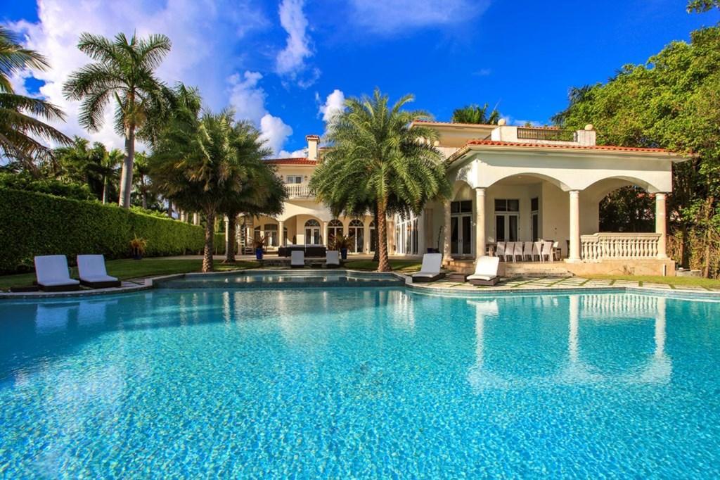 wwwvillascom's tweet photo. At Villa Brizo in Miami, Florida, you could have all this to yourself this summer!  https://t.co/YwAL0FMT4A https://t.co/jfSn7JAxMS
