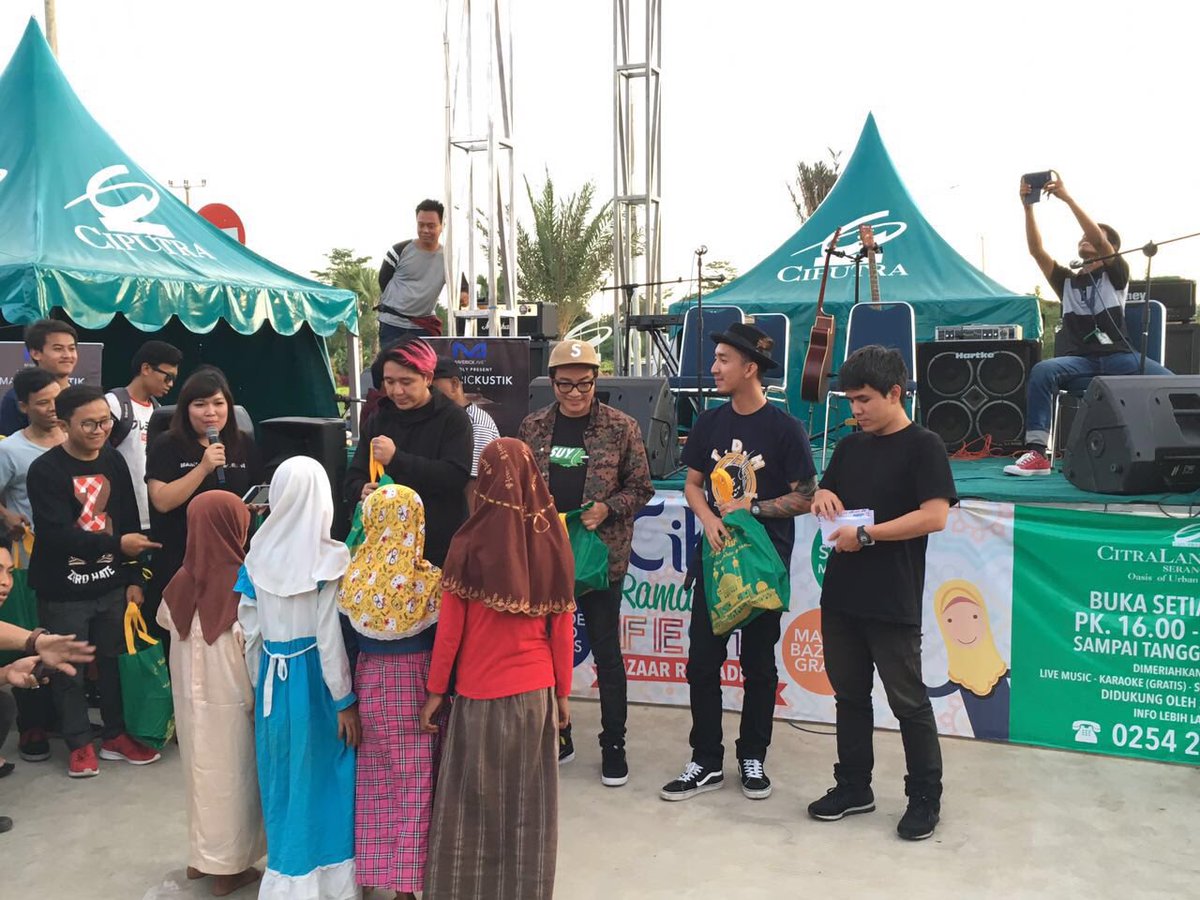 umusicindonesia's tweet photo. .@PWGofficial mengumpulkan donasi dari hasil garage sale &amp; "saweran" request lagu, yg hasilnya disumbangkan hari ini https://t.co/e7c259PQWE
