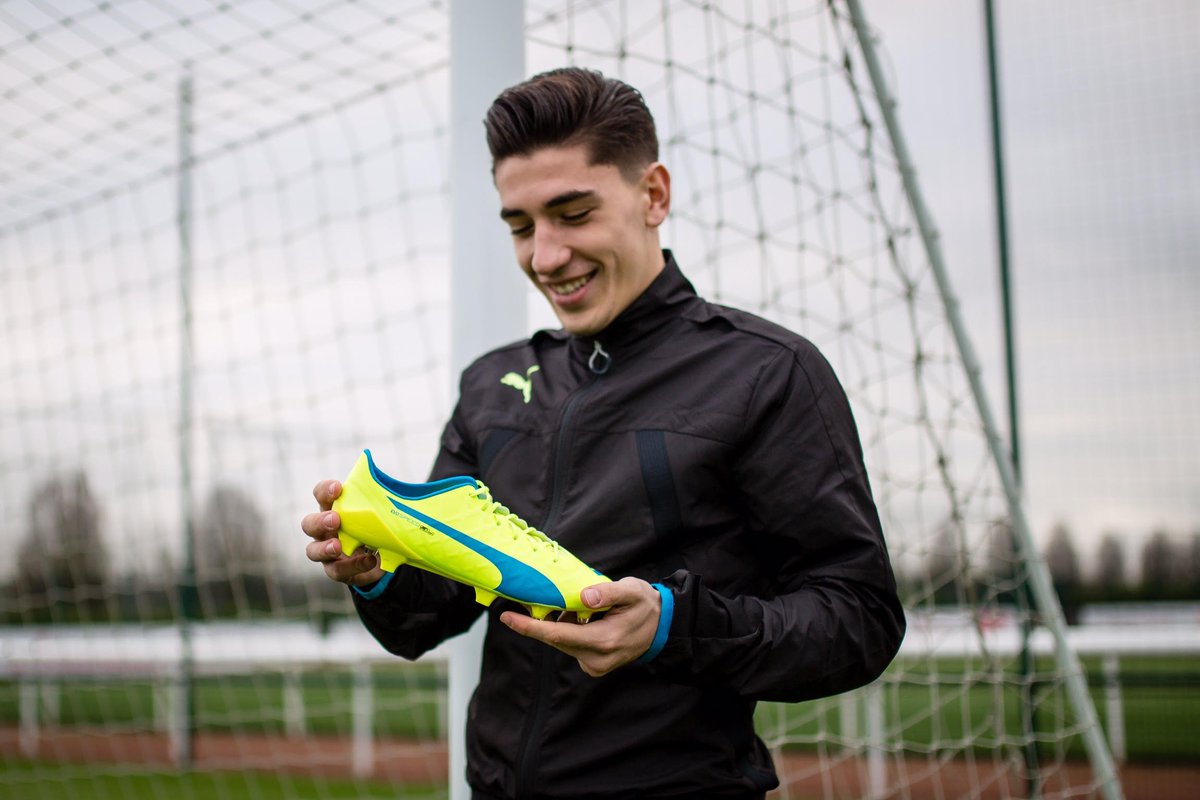 Step into the shoes of <a href="/HectorBellerin/">Héctor Bellerín</a> personally signed just for you #heartboots bit.ly/bellerinboots