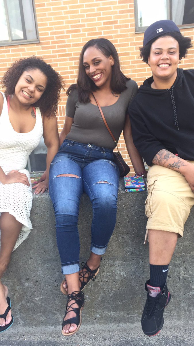 stayswaveey_33's tweet photo. Still with the same people in the same hood 💯 https://t.co/ta4Btd2ZR7