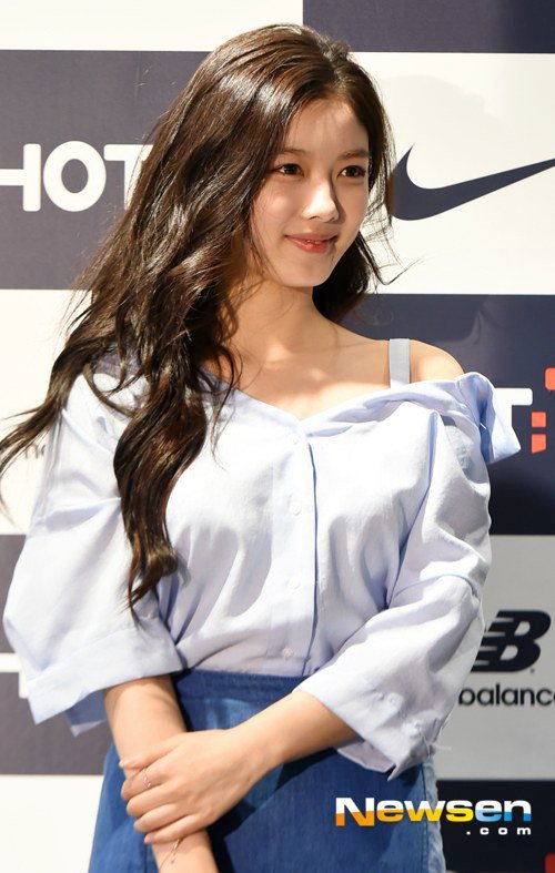 Yu2805's tweet photo. 김유정 Kim Yoo Jung &amp; Event of Hot:T Store 😍 😍   #김유정 #KimYouJung #KimYooJung #KimYooJeong #KoreanActress #Nice #Aura https://t.co/Sv5BkK1dC2