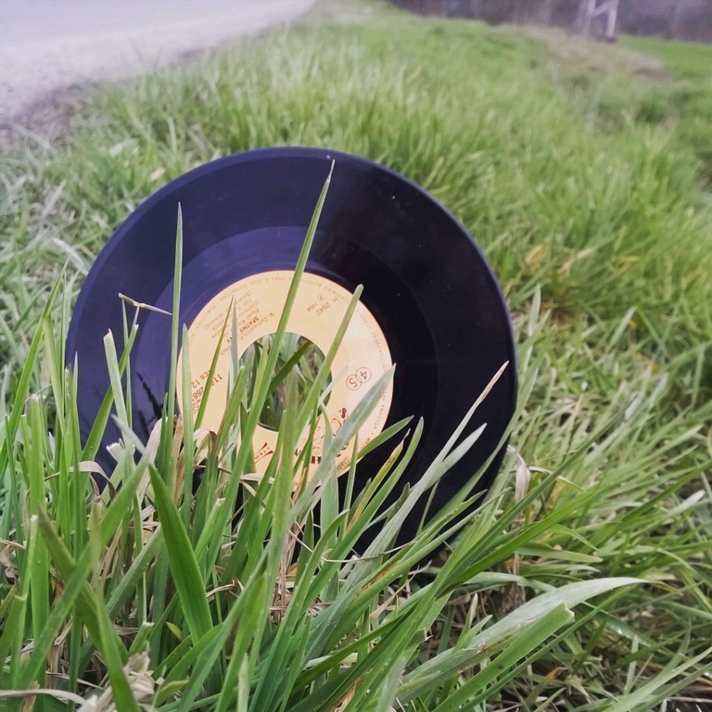 NarodniFonoteka's tweet photo. Pěkný začátek léta! 💜
Wish you a nice start of the #summer! ☀
#Vinyl #VinylCommunity #VinylCollection #Gramodeska https://t.co/DCpJBMSB7q