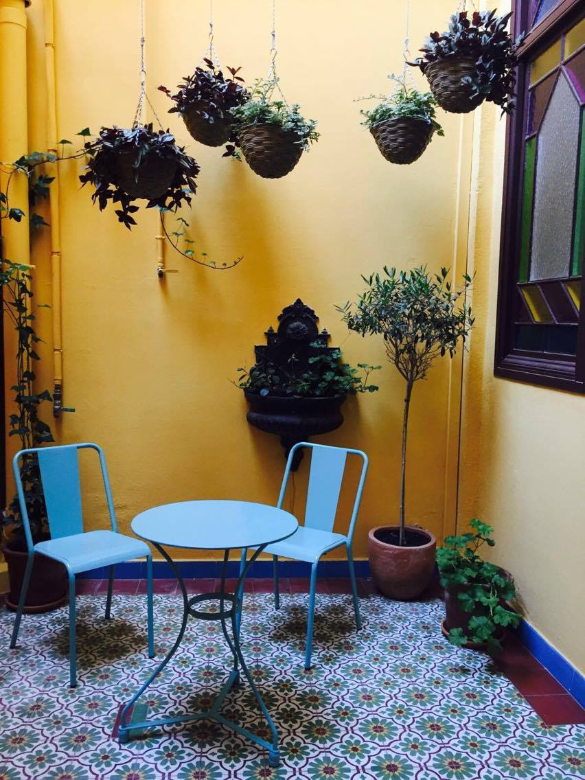 Retrome_vintage's tweet photo. During these early #summer evenings, a private patio at #Retrome #Barcelona is perfect to sip #wine and just #relax. https://t.co/g8sDIvHuRa