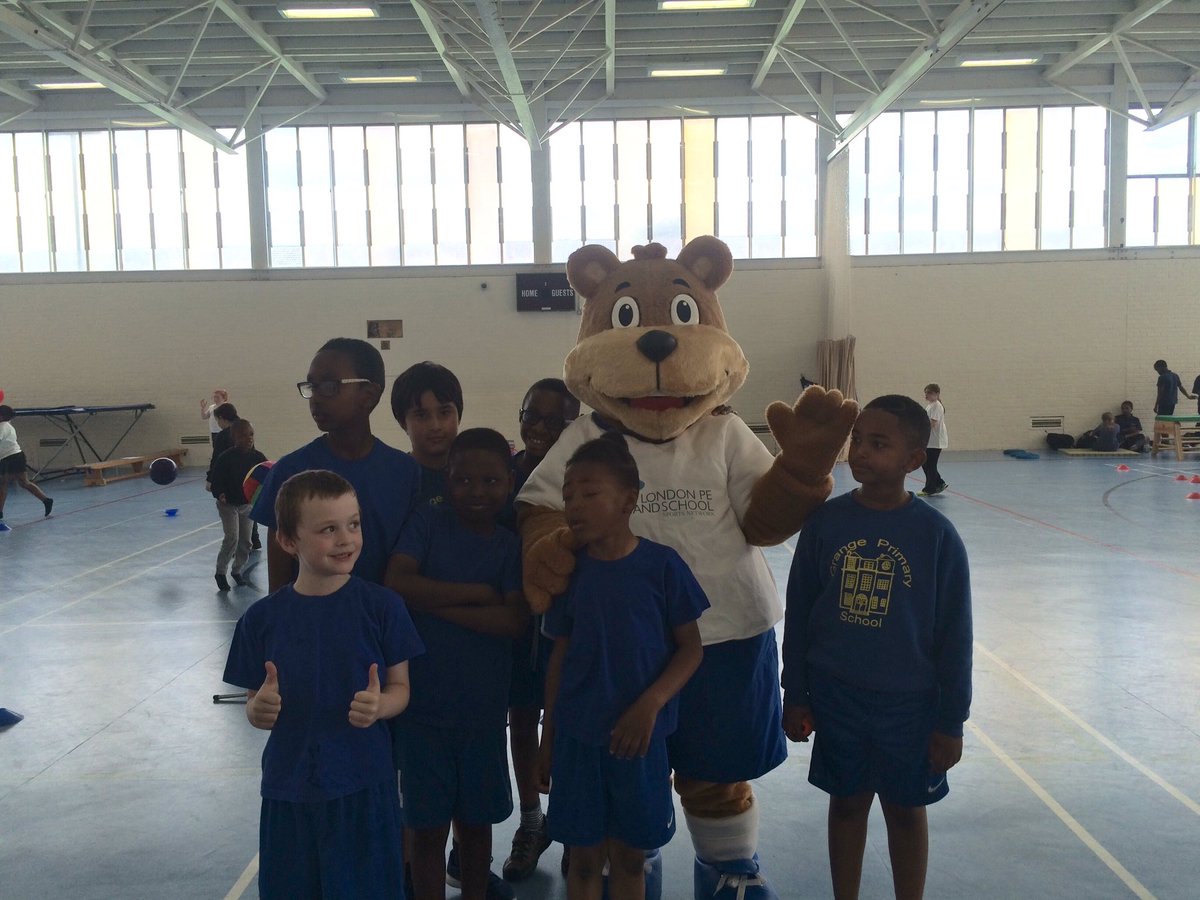 Briothebear's tweet photo. Loved seeing all the children at Damilola Taylor Centre today! Thank you for having me @LPESSN 🐻⚽️🎾🏀🐾 https://t.co/MDkTiPt54I