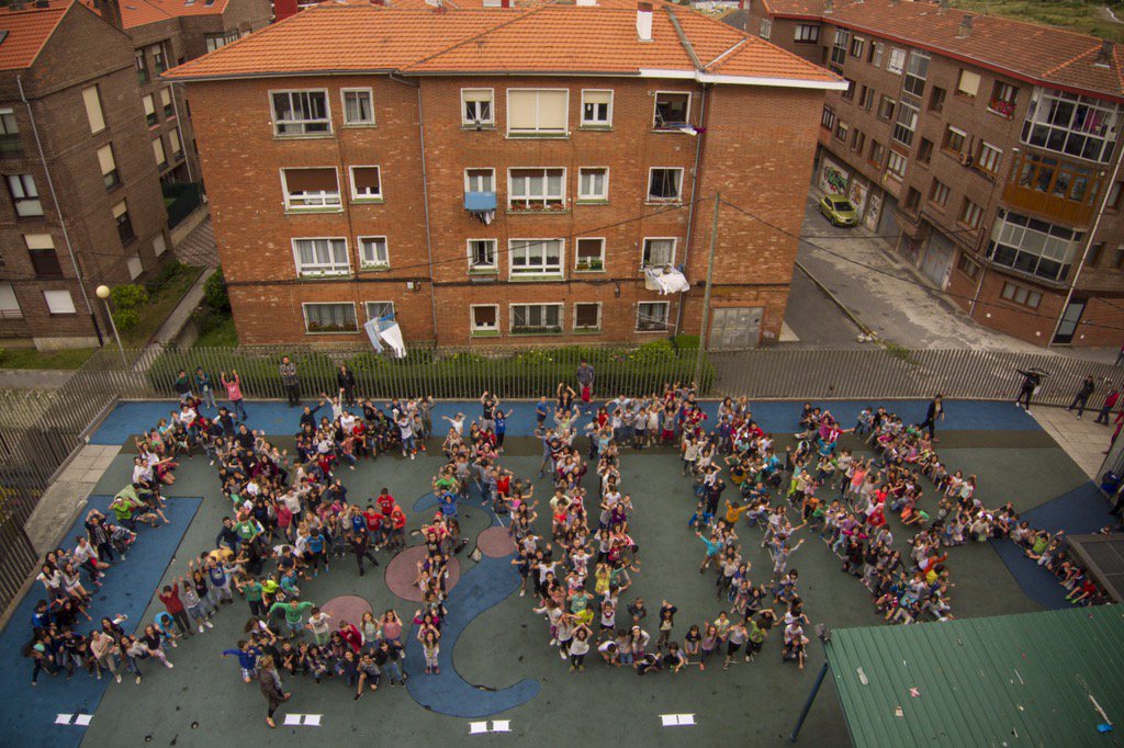 El patio es de todxs! Foto del cierre de #elkartoki en <a href="/sanikolasikasto/">San Nikolas Ikastola</a> #ttipistudio