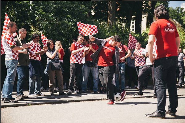 Svi u #KarlovackoKorner! Potražite najbliži kafić i pridružite se nezaboravnoj atmosferi -> bit.ly/1U1YWbG.