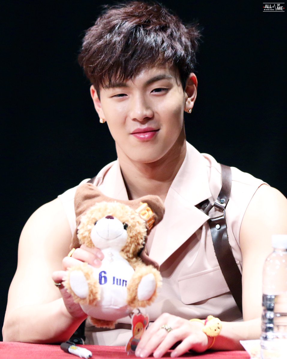 ALLOFME_SHOWNU's tweet image. 💫 160619 용산팬싸 셔누 💫
#셔누 #SHOWNU #몬스타엑스 #MONSTA_X
좋은 말만 듣고 예쁜 것만 보며
벅찰만큼 사랑 받길💕