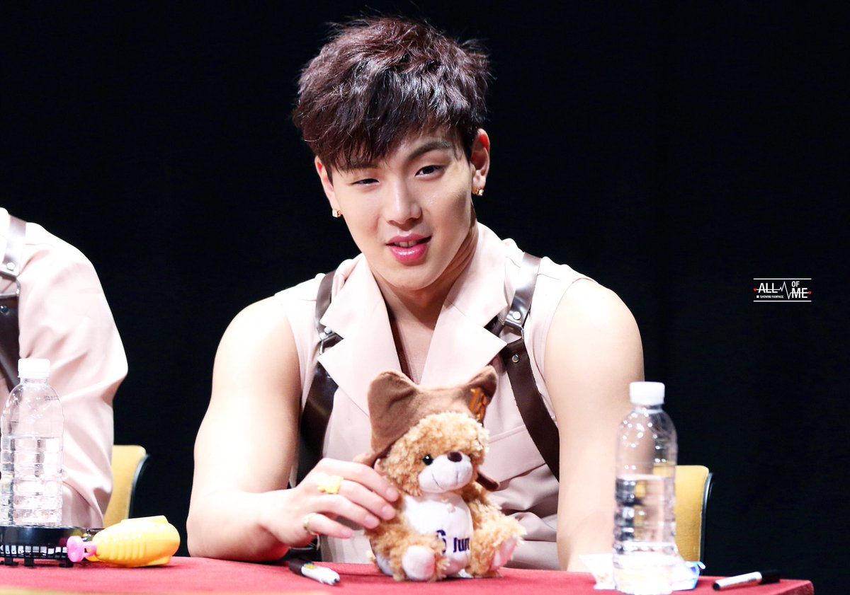 ALLOFME_SHOWNU's tweet image. 💫 160619 용산팬싸 셔누 💫
#셔누 #SHOWNU #몬스타엑스 #MONSTA_X
좋은 말만 듣고 예쁜 것만 보며
벅찰만큼 사랑 받길💕