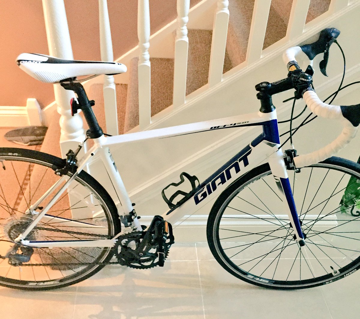DanGreen_1's tweet photo. ROAD BIKE FOR SALE! Giant Defy 4 (2016 Ed) Pretty much brand new. Message for details. Show it some love https://t.co/urYs1aUv5l