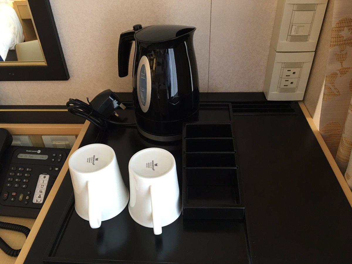 CruiseWithGary's tweet image. Here is the tea &amp;amp; coffee making facilities in @cunardline #QM2 #QM2Remastered No sachets yet though! #KettleGate