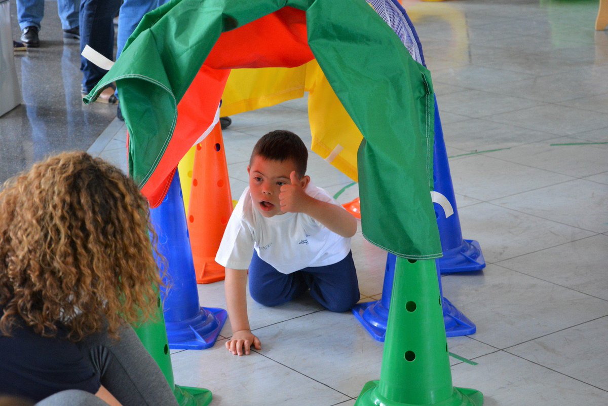 LaureusSpain's tweet photo. Fin de curso del Colegio @Crespinell que pertenece al proyecto Jóvenes Atletas de @SpecialOlympESP @LaureusSpain https://t.co/B9mIQvriZU