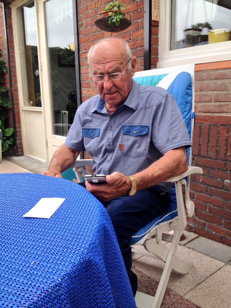 ranjarietje's tweet photo. Op visite bij #pa87.
En wie zit er te spelen met zijn i-phone?! https://t.co/REn7Ozl6sl