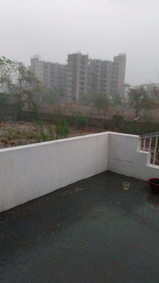 PantDee's tweet photo. Finally #PreMonsoonShower hits Jaipur https://t.co/7N52BN0wIH