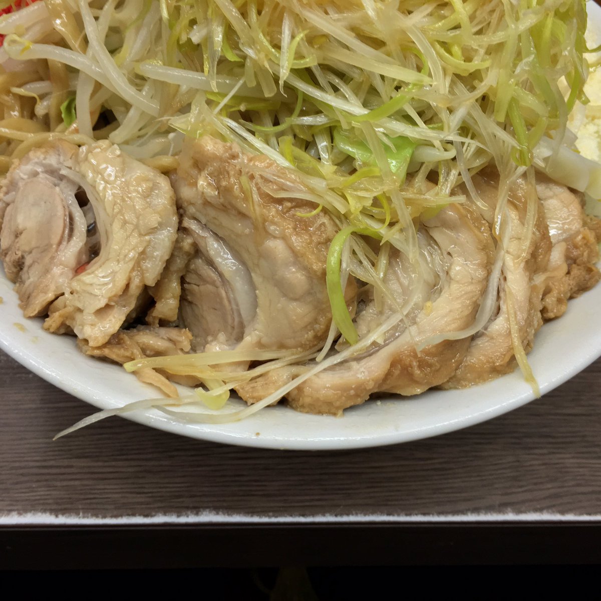 麺トリーヴォ ラーメン二郎 横浜関内店 大ぶた 汁なし 麺増し ネギ 粉チーズ 生たまご 野菜マシマシ アブラ ニンニク少し ベニマシマシ 麺量控えめにしたので粉チーズを入れてみました 腹八分目って良いですね ラーメン二郎 関内二郎