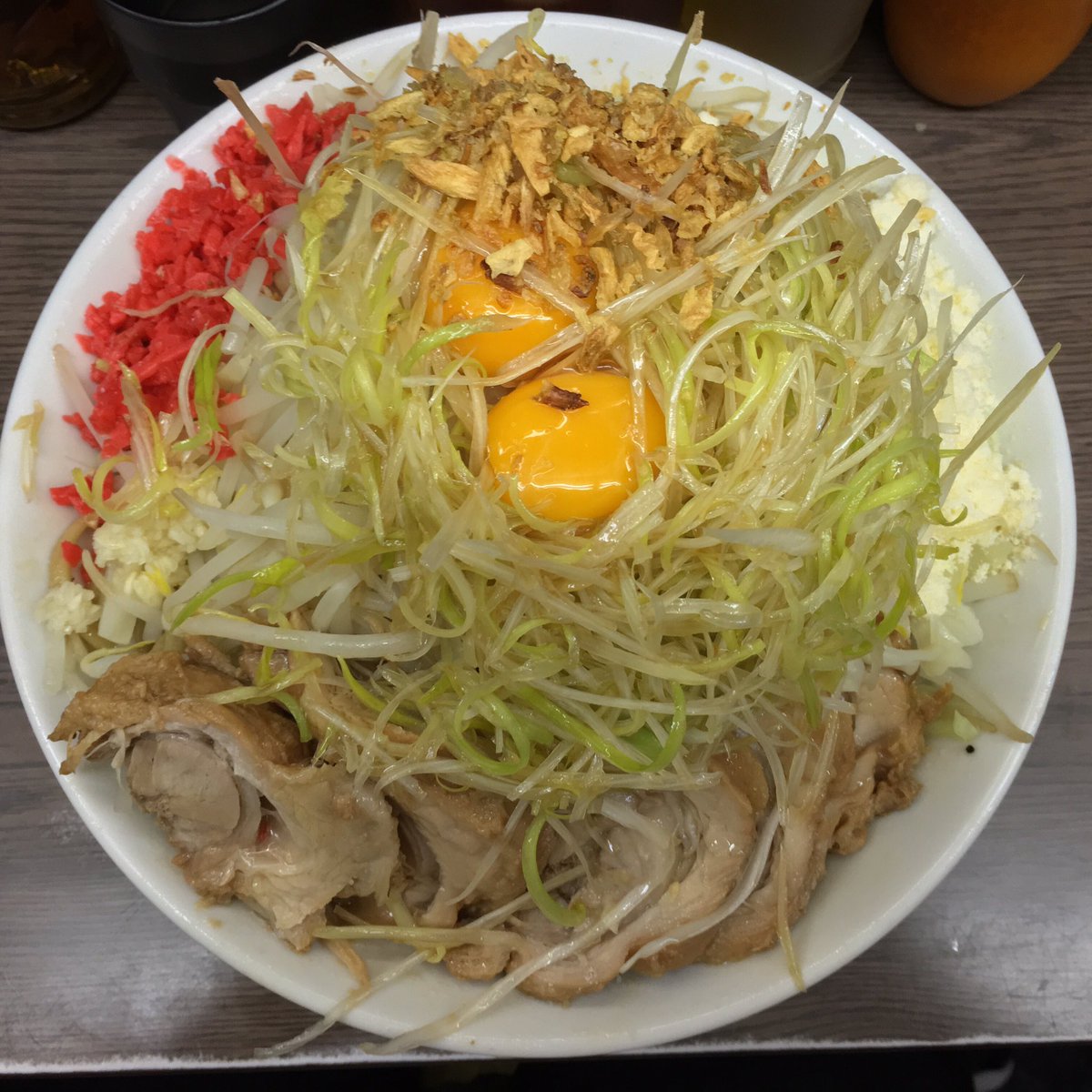 麺トリーヴォ ラーメン二郎 横浜関内店 大ぶた 汁なし 麺増し ネギ 粉チーズ 生たまご 野菜マシマシ アブラ ニンニク少し ベニマシマシ 麺量控えめにしたので粉チーズを入れてみました 腹八分目って良いですね ラーメン二郎 関内二郎