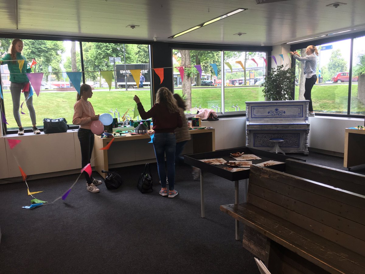 StichtingC's tweet photo. Positieve energie door leerlingen vmbo #udenscollege @StichtingC om museum PronC nog mooier te maken! #blij! https://t.co/2JNFCtD9cV