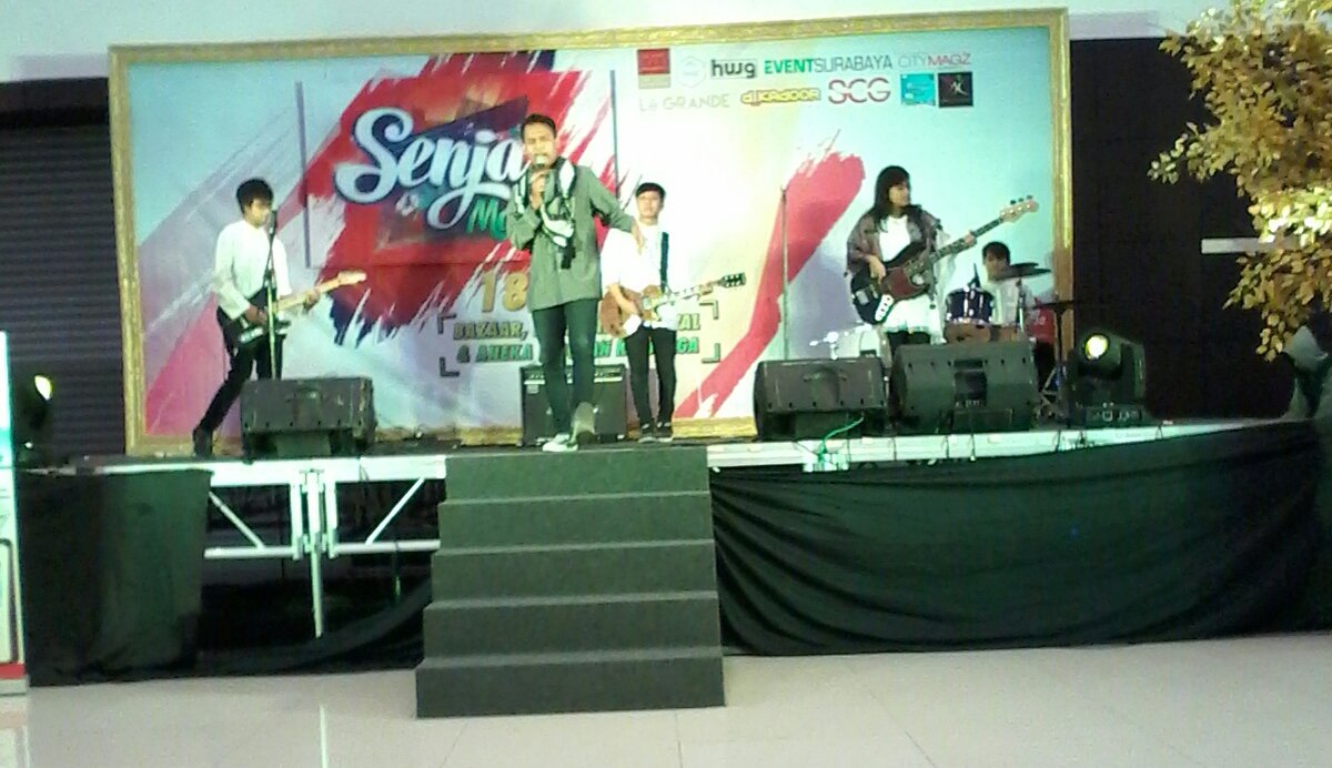 vivotoursby's tweet photo. @eventsurabaya great.. event kreatif, koleksi stand batiknya bagus, #excellentband #surabaya#bandnyaanakmuda #sbotv https://t.co/GTGJB5Zd6m
