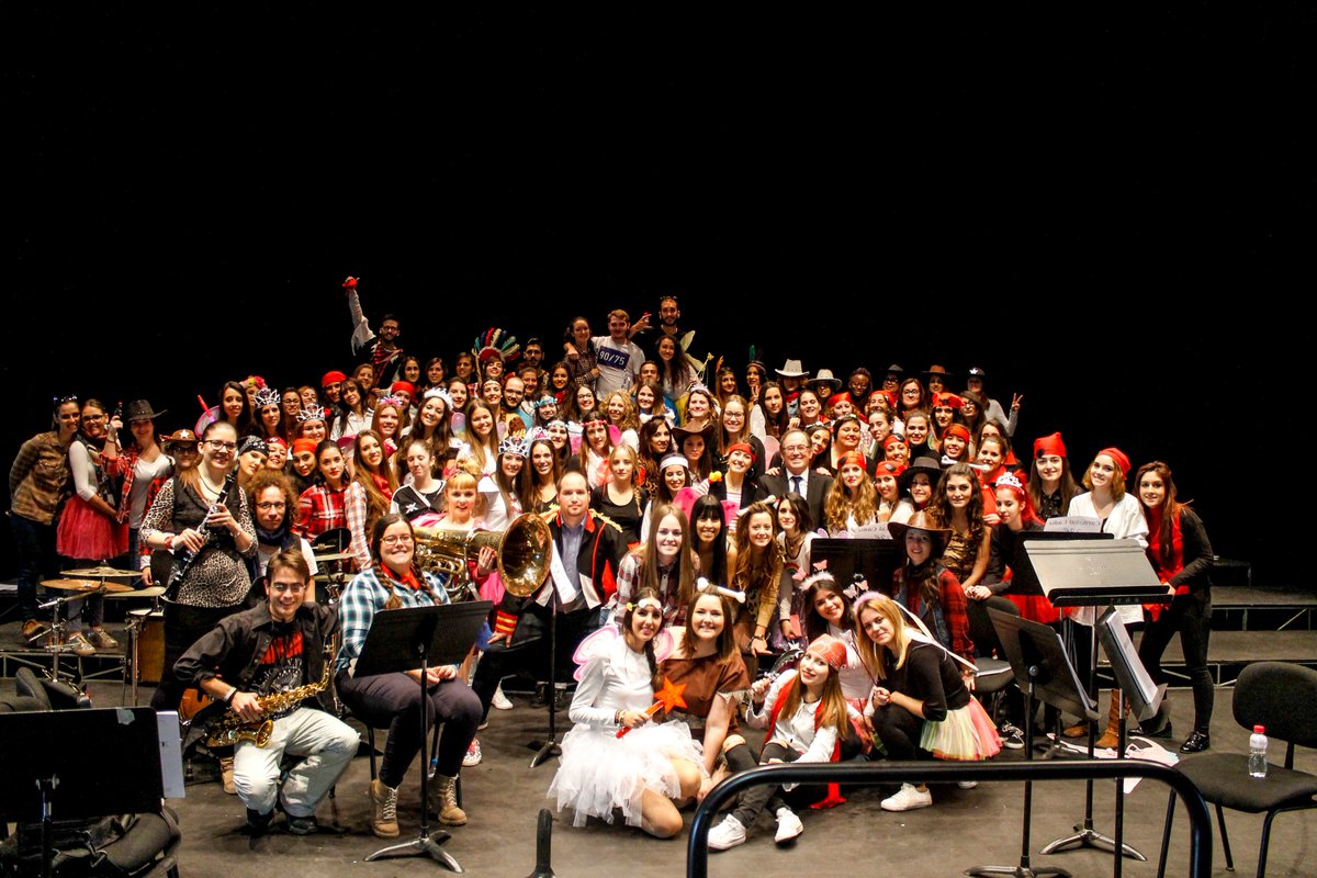 BandaUAL's tweet photo. Finalizamos hoy los conciertos hasta el proximo curso con estos buenos coristas y bailarines, a vuestro servicio https://t.co/CEP81hiQJF