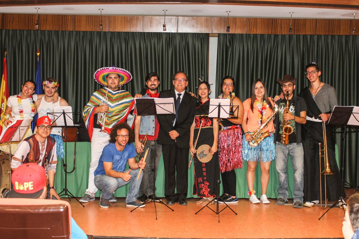 BandaUAL's tweet photo. Finalizamos hoy los conciertos hasta el proximo curso con estos buenos coristas y bailarines, a vuestro servicio https://t.co/CEP81hiQJF