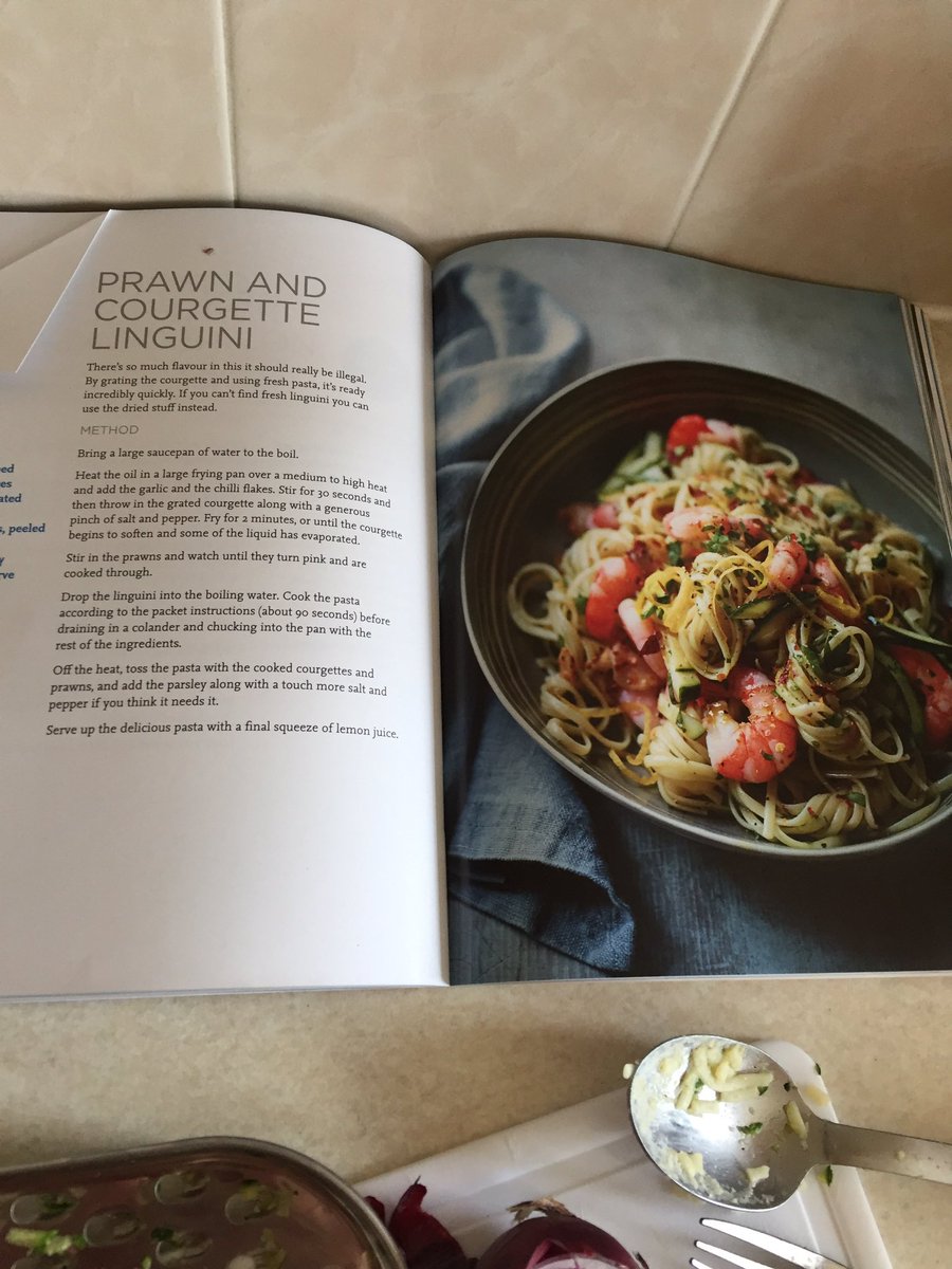 LKnightFitness's tweet photo. been on a #Leanin15 mission this morning after @thebodycoach new book arrived...#PrawnLinguini #EggsTomChorizo https://t.co/Ux4MFxlZWC