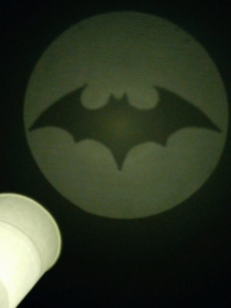 100均の材料で自作のバットシグナル サクッとこしらえたので見た目はショボい工作レベルなんだけど…ライトアップするとこんな感じに。  部屋の天井に照射すれば気分はゴッサムシティ！！, image size:768x1024