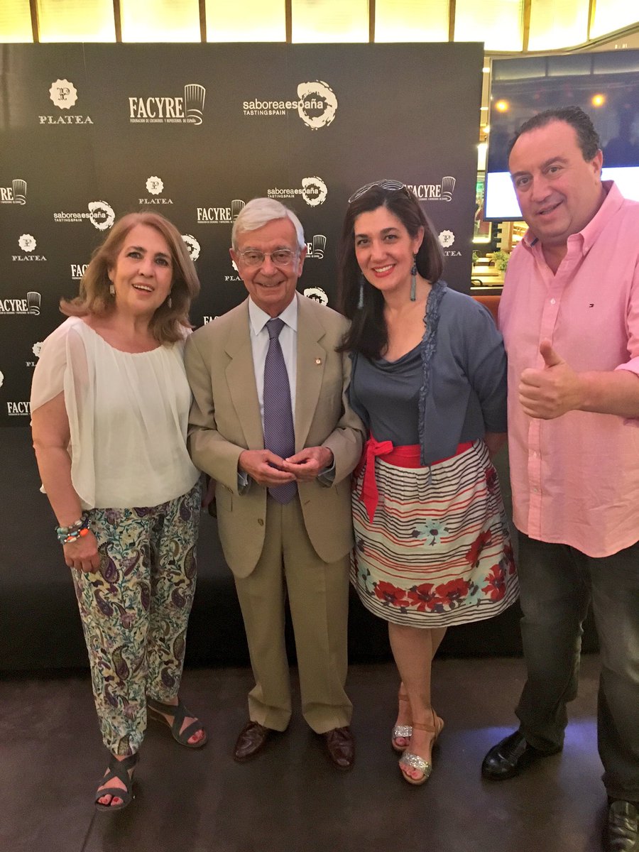 SastrePaco's tweet photo. En @PlateaMAD el #DiaMundialDeLaTapa @delamoella @MariaZarzalejos @cocinaaficiones #AnaCapel #EsmeraldaCapel #Ansón https://t.co/D1GrgO0dQm
