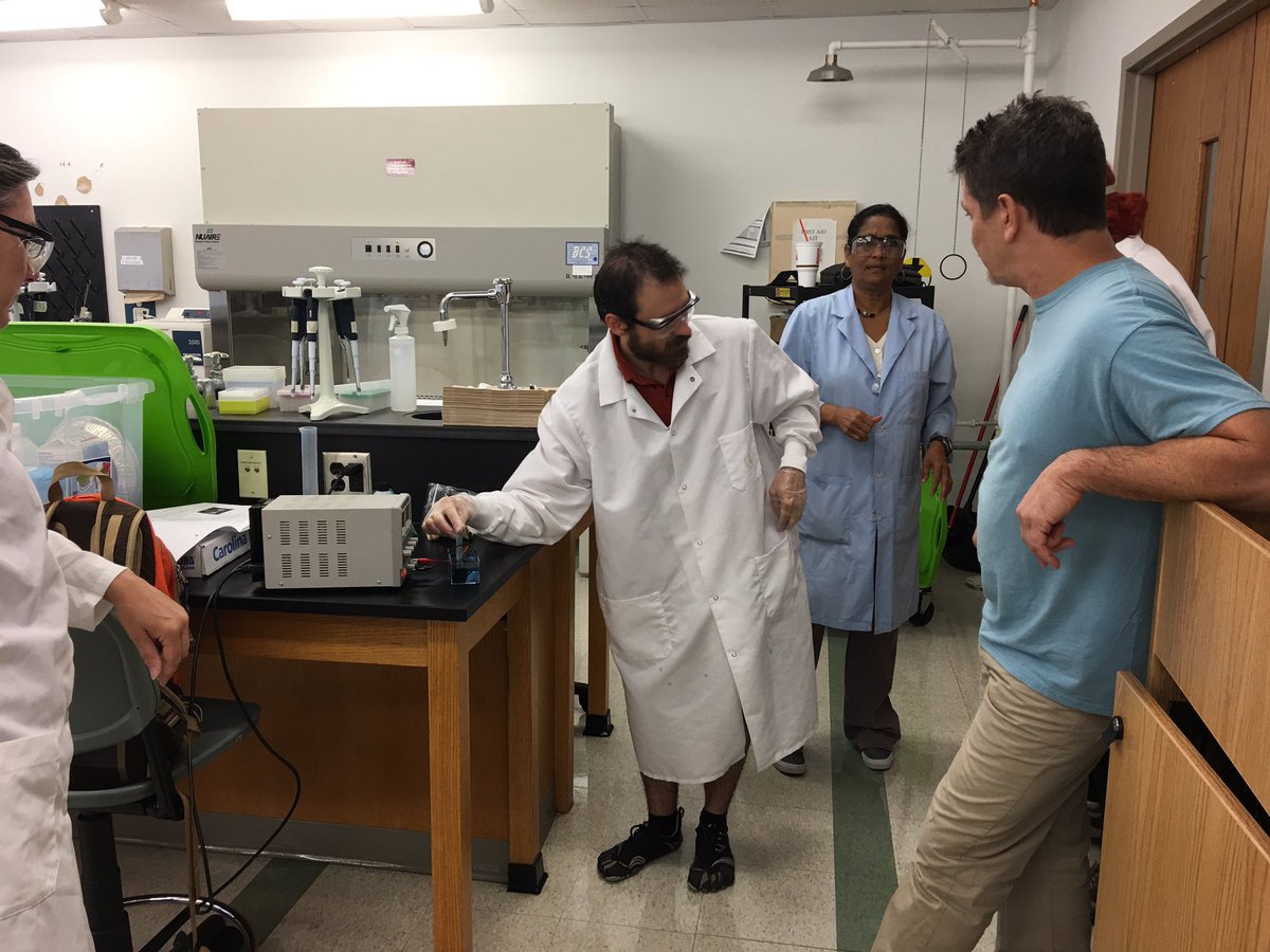 MBankheadSmith's tweet photo. @MooreSchools @MCSSTEM #MooreScience-MSP #UNCP Water Electrolysis - decomposing water into hydrogen & oxygen gas https://t.co/CJSuv6Acxp