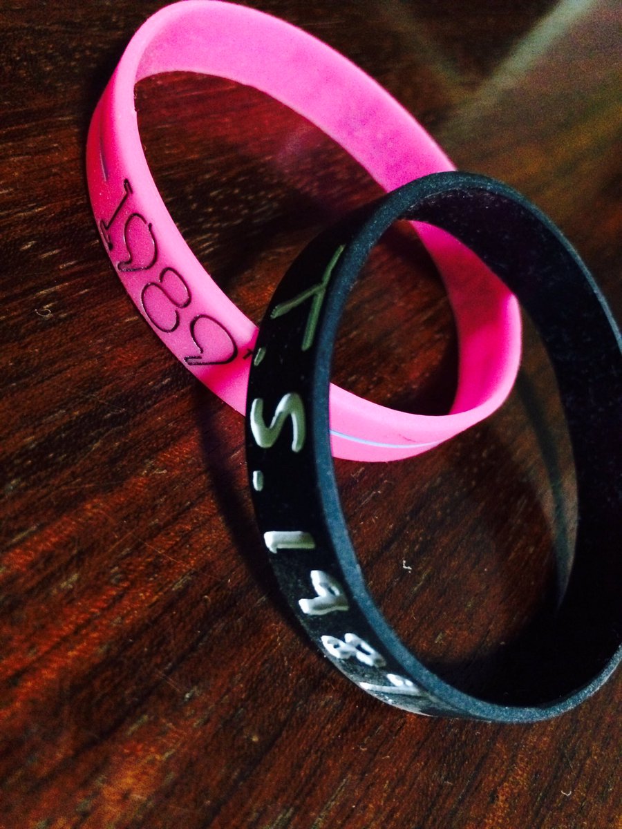 Fun4Taylorswift's tweet image. 1989ワールドツアーのゴムバンド欲しい人