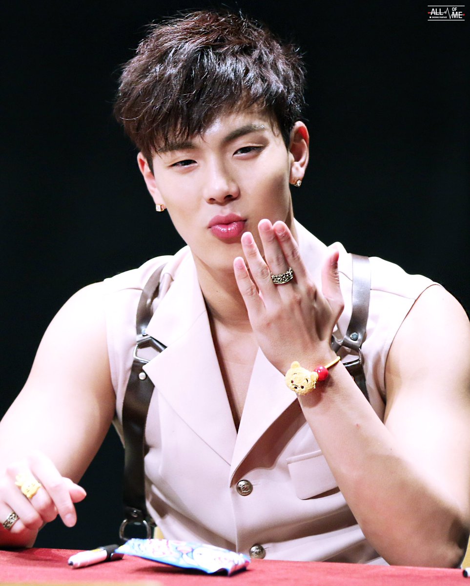 ALLOFME_SHOWNU's tweet image. 💫 160619 용산팬싸 셔누 💫
#셔누 #SHOWNU #몬스타엑스 #MONSTA_X
나는 너를 보기만 했는데 왜 이렇게나 행복할까
너는 정말 행복인 걸까💕 - dear.J