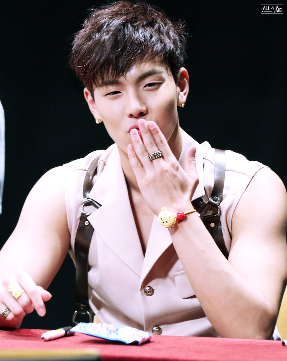 ALLOFME_SHOWNU's tweet image. 💫 160619 용산팬싸 셔누 💫
#셔누 #SHOWNU #몬스타엑스 #MONSTA_X
나는 너를 보기만 했는데 왜 이렇게나 행복할까
너는 정말 행복인 걸까💕 - dear.J