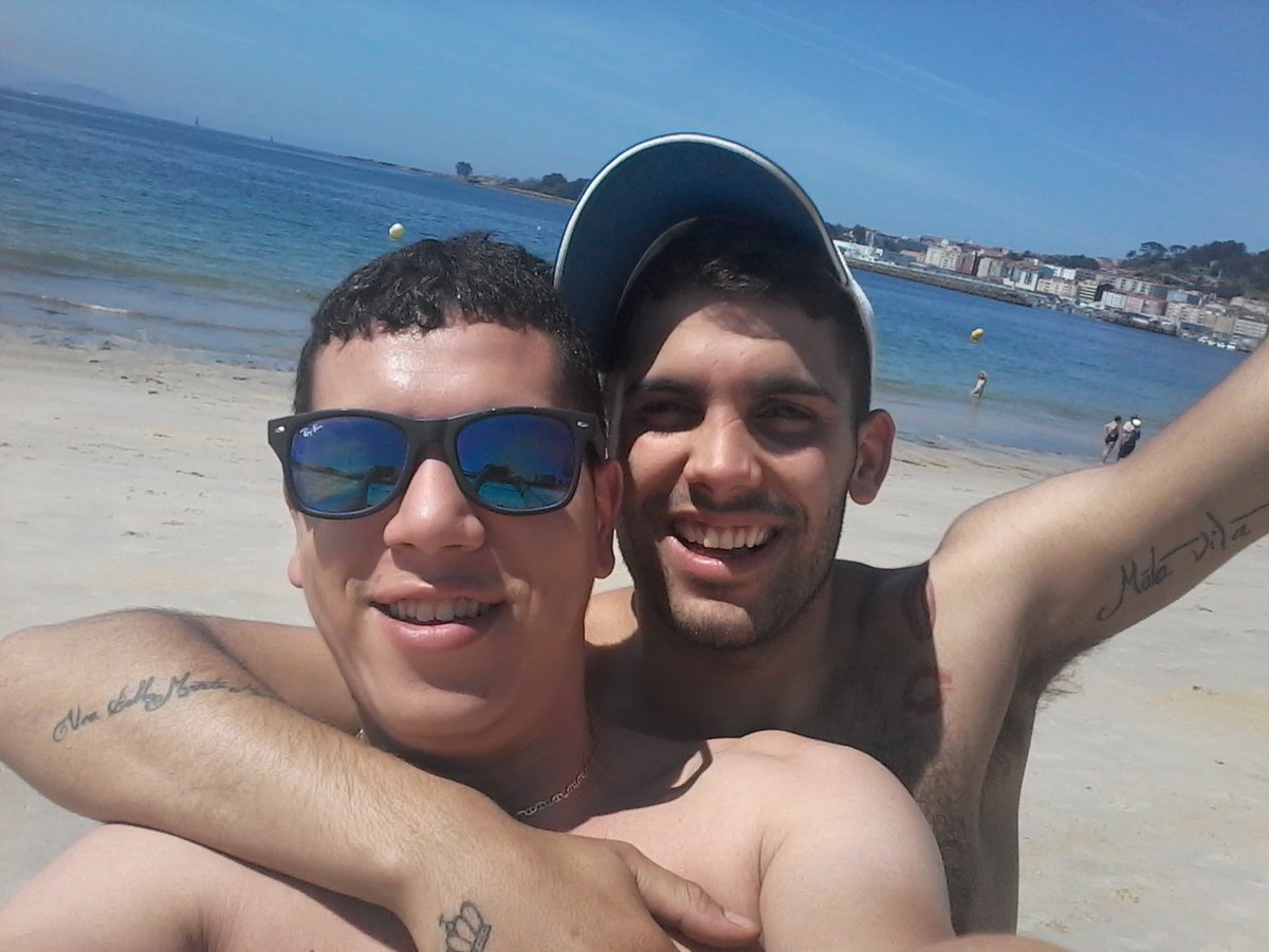 liosLAlia's tweet photo. Para que buscar la felicidad....SI TE ESTA ABRAZANDO.....SONRIEEE https://t.co/sqQItEotf9
