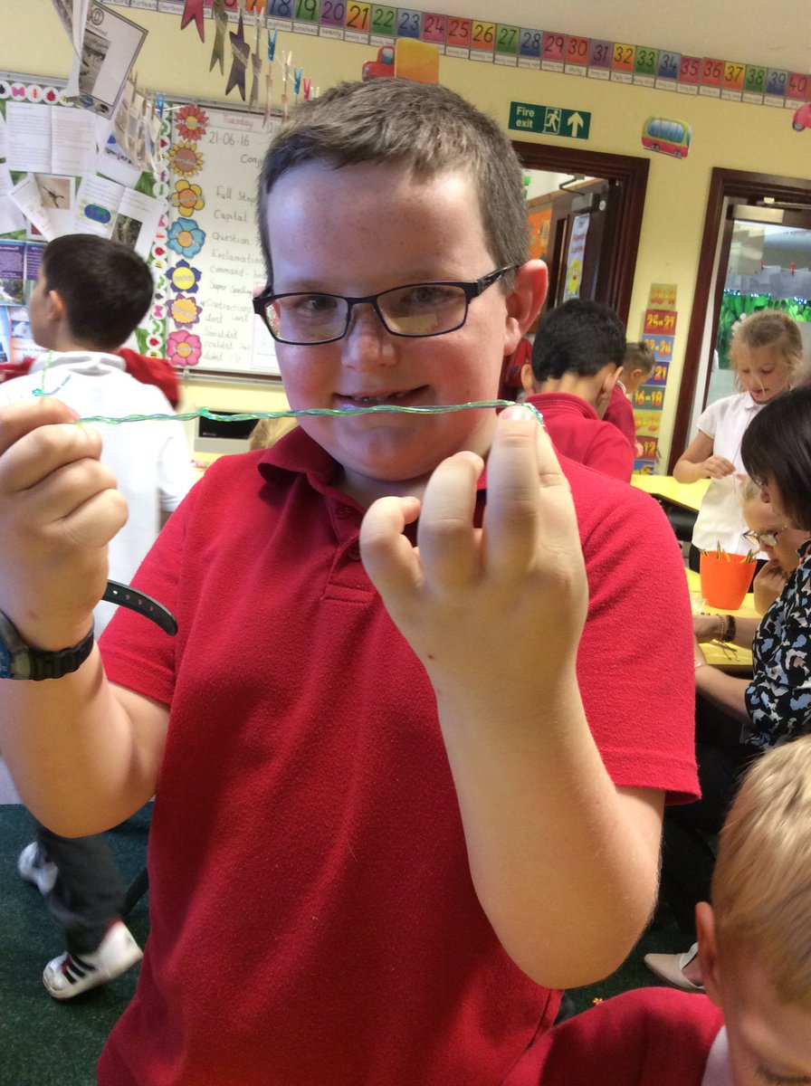 MrsConstable91's tweet photo. The children have loved making their own friendship bracelets to sell on Friday! @BoothferryPS https://t.co/JI8Yfw2RcG