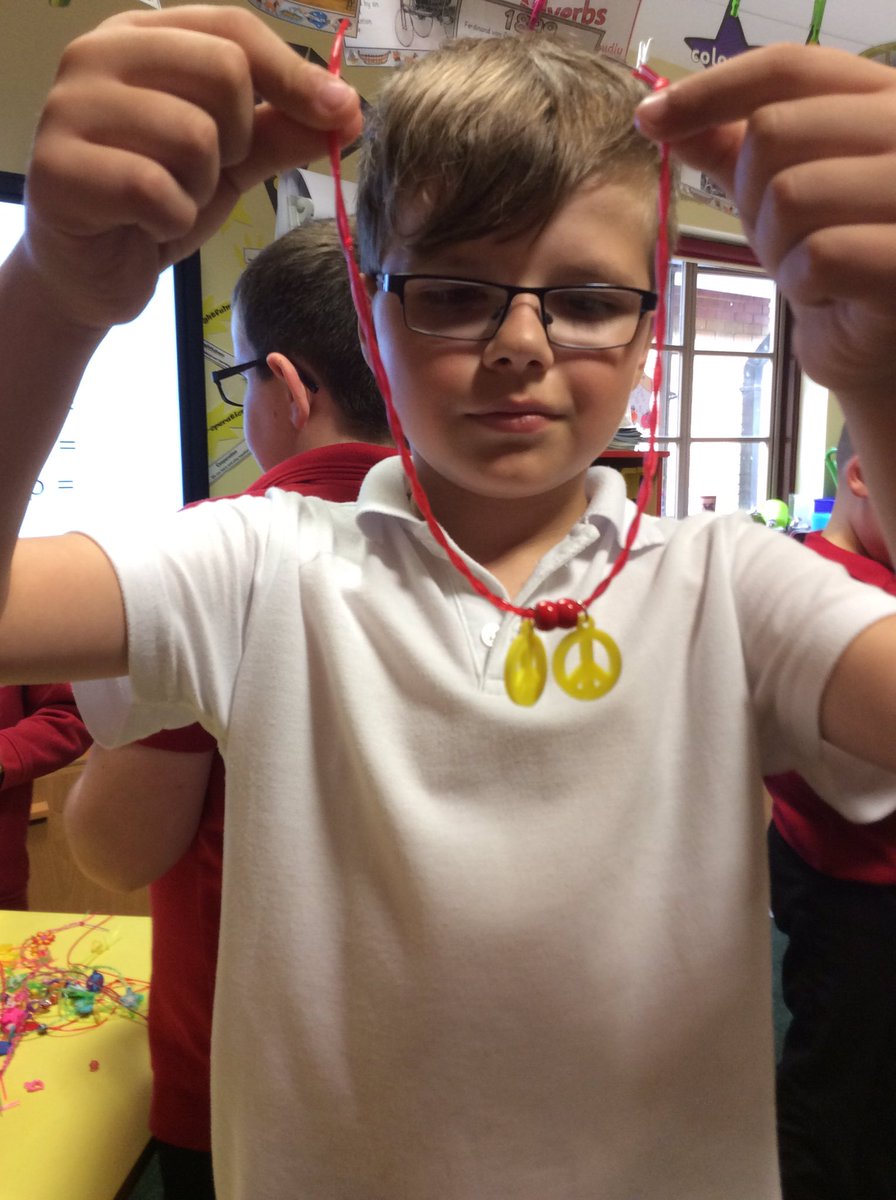 MrsConstable91's tweet photo. The children have loved making their own friendship bracelets to sell on Friday! @BoothferryPS https://t.co/JI8Yfw2RcG