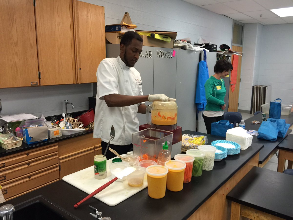 GWMStweets's tweet photo. Wellness Day at GW! Making carrot hummus. Deliciously delightful. @ACPSk12 @GWMStweets https://t.co/lrPn6Vbs7p